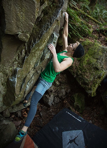 Lauren Lathrop on Unnamed V0 in the Yosemite Boulders